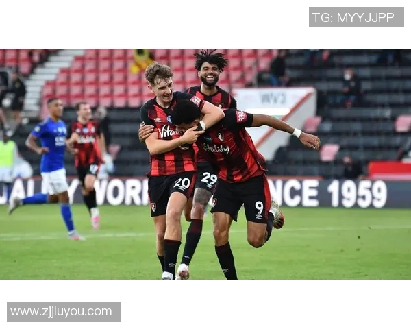 足球明星接受队友亲密采访展现友谊与默契的温馨瞬间